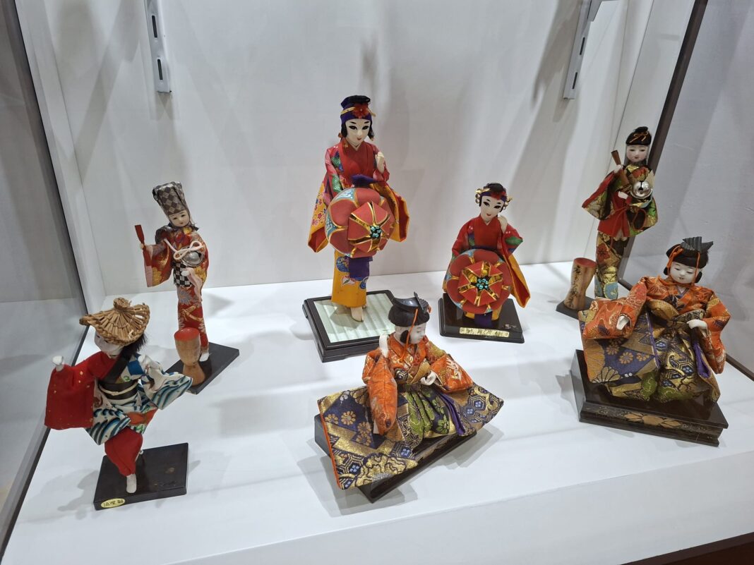 Peste 200 de jucării tradiționale japoneze, expuse la Muzeul Județean Buzău. Expoziția „Forme și jucării japoneze. Tradiție în lemn” a fost inaugurată de Ziua Copilului Peste 200 de jucării tradiționale japoneze, expuse la Muzeul Județean Buzău. Expoziția „Forme și jucării japoneze. Tradiție în lemn” a fost inaugurată de Ziua Copilului