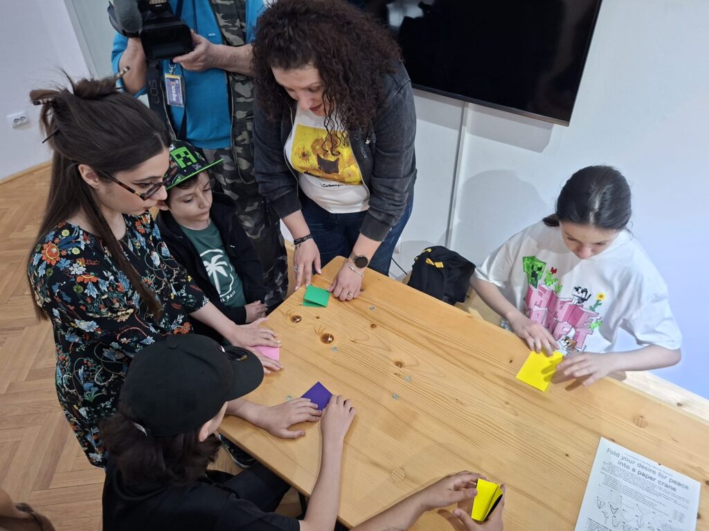 Peste 200 de jucării tradiționale japoneze, expuse la Muzeul Județean Buzău. Expoziția „Forme și jucării japoneze. Tradiție în lemn” a fost inaugurată de Ziua Copilului