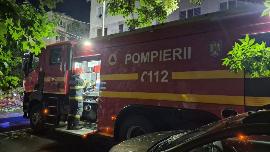 Peste 80 de copaci doborâți de vremea rea în județul Buzău. Aproape 490 de apeluri la 112, gestionate de ISU Buzău Peste 80 de copaci doborâți de vremea rea în județul Buzău. Aproape 490 de apeluri la 112, gestionate de ISU Buzău