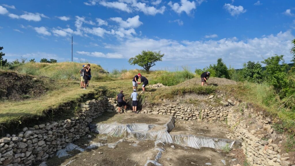 Cercetările arheologice sunt reluate în situl de la Pietroasa Mică – Gruiu Dării