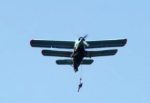 VIDEO | Mister după un incident la un salt cu parașuta la Buzău. Doi martori susțin că un militar a rămas agățat de un avion Antonov