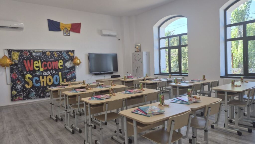 Primarul Andrei Valentin Oprina, alături de elevi la deschiderea anului școlar în comuna Ulmeni