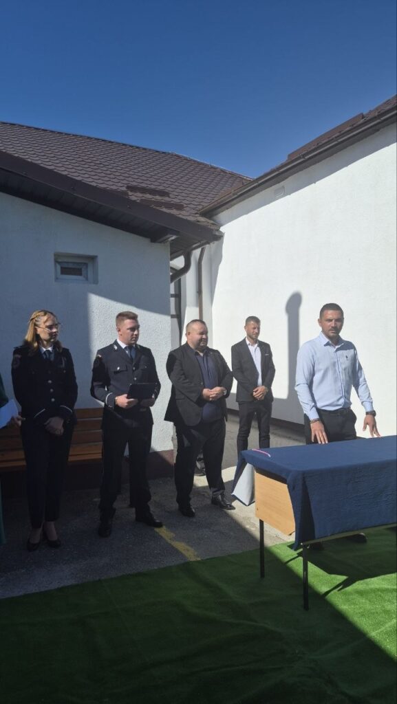 Primarul Andrei Valentin Oprina, alături de elevi la deschiderea anului școlar în comuna Ulmeni