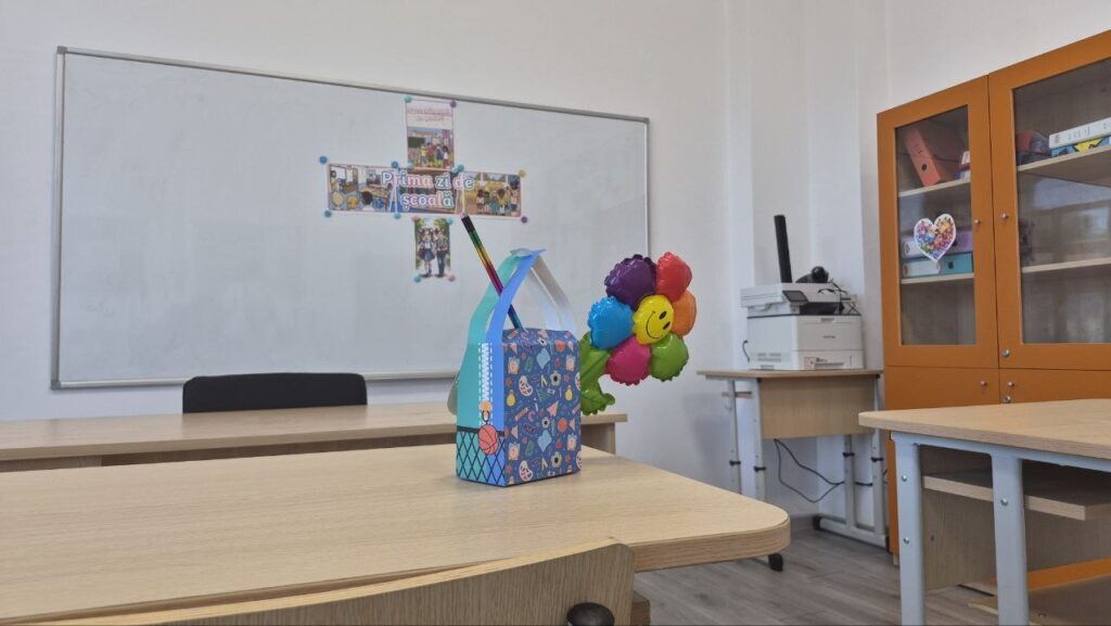 Primarul Andrei Valentin Oprina, alături de elevi la deschiderea anului școlar în comuna Ulmeni