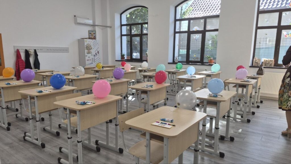 Primarul Andrei Valentin Oprina, alături de elevi la deschiderea anului școlar în comuna Ulmeni