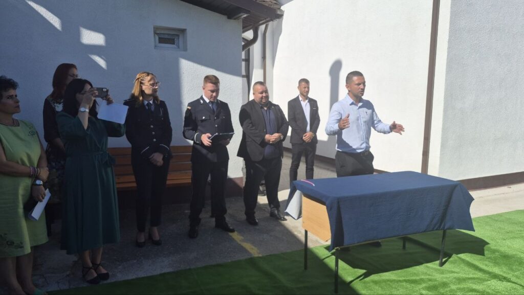 Primarul Andrei Valentin Oprina, alături de elevi la deschiderea anului școlar în comuna Ulmeni