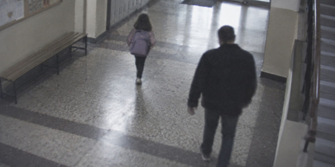 Siguranța copiilor, doar pe hârtie? Un necunoscut a abordat o elevă de 8 ani în Școala 15 din Buzău, poliția nu l-a identificat nici după 2 săptămâni Siguranța copiilor, doar pe hârtie? Un necunoscut a abordat o elevă de 8 ani în Școala 15 din Buzău, poliția nu l-a identificat nici după 2 săptămâni