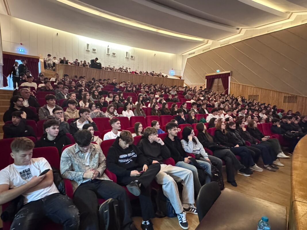 Elevii buzoieni de la matematică-informatică, față în față cu viitorul tehnologiei și al inteligenței artificiale Elevii buzoieni de la matematică-informatică, față în față cu viitorul tehnologiei și al inteligenței artificiale